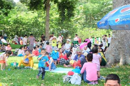 “Quá tải” các khu vui chơi giải trí ảnh 6